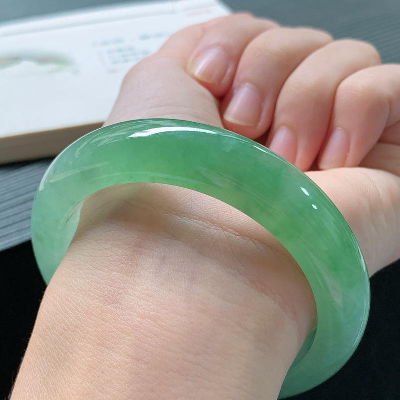 Lighting - Jadeite bracelet, Burmese old mine ice